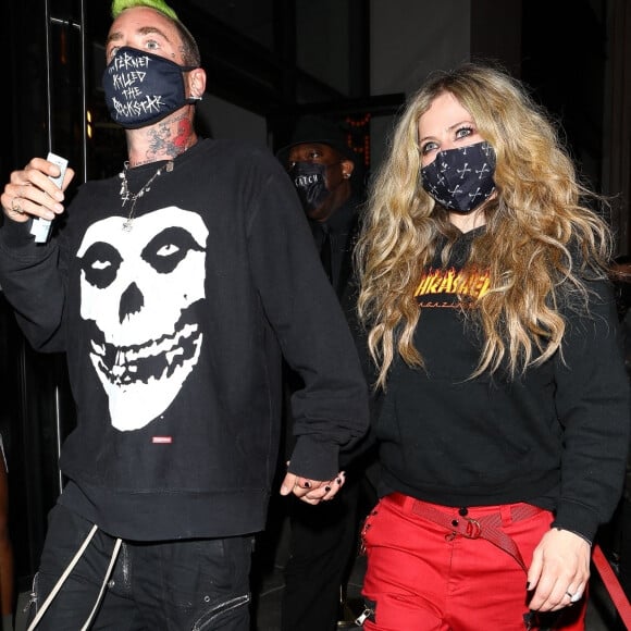 Avril Lavigne et son compagnon Mod Sun à la sortie du restaurant "Catch" à Los Angeles, le 19 février 2021.