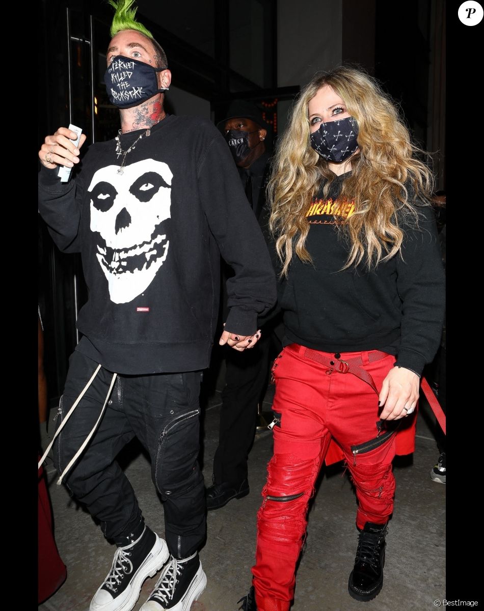 Avril Lavigne et son compagnon Mod Sun à la sortie du restaurant "Catch" à Los Angeles, le 19 février 2021.