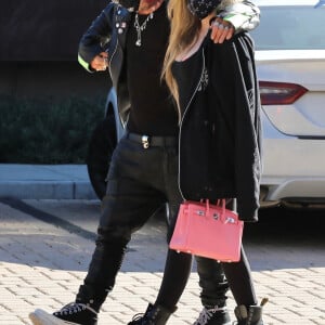Exclusif - Avril Lavigne et son compagnon Mod Sun font du shopping à Malibu, le 18 février 2021.