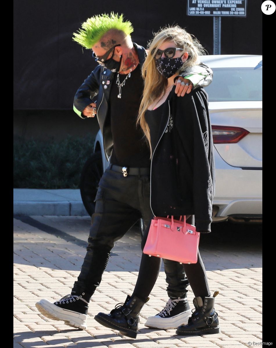 Exclusif - Avril Lavigne et son compagnon Mod Sun font du shopping à Malibu, le 18 février 2021.