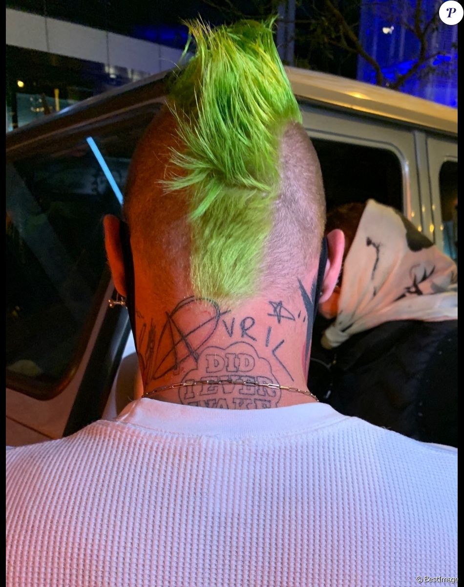 Exclusif - ModSun s'est fait tatoué le prénom "Avril" pour Avril Lavigne sur la nuque. Los Angeles, le 12 février 2021.