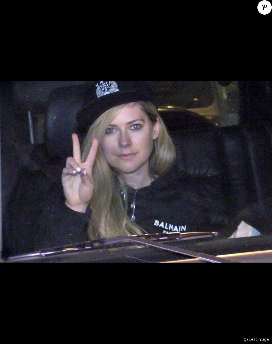 Avril Lavigne et Mod Sun sortent d'un dîner au Boa Steackhouse à West Hollywood le 4 février 2021.