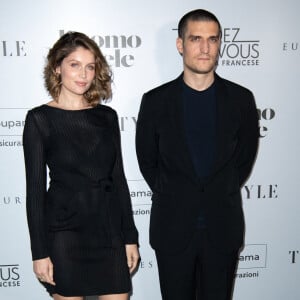 Laetitia Casta et son mari Louis Garrel lors de la première du film 'L'Homme fidèle' à Milan en Italie.