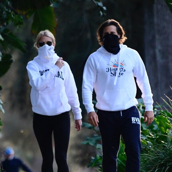 Exclusif - Gwyneth Paltrow et son mari, Brad Falchuk, se promènent ensemble dans leur quartier de Brentwood, le 1er janvier 2021.