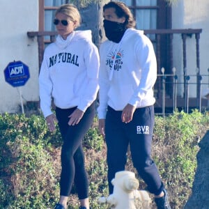 Exclusif - Gwyneth Paltrow et son mari, Brad Falchuk, se promènent ensemble dans leur quartier de Brentwood, le 1er janvier 2021.