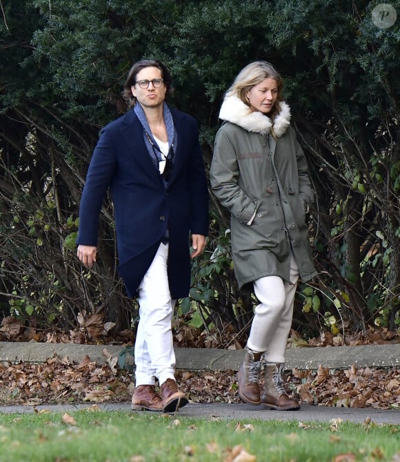 Exclusif - Gwyneth Paltrow et son mari Brad Falchuk se promènent dans les Hamptons le 29 novembre 2020.