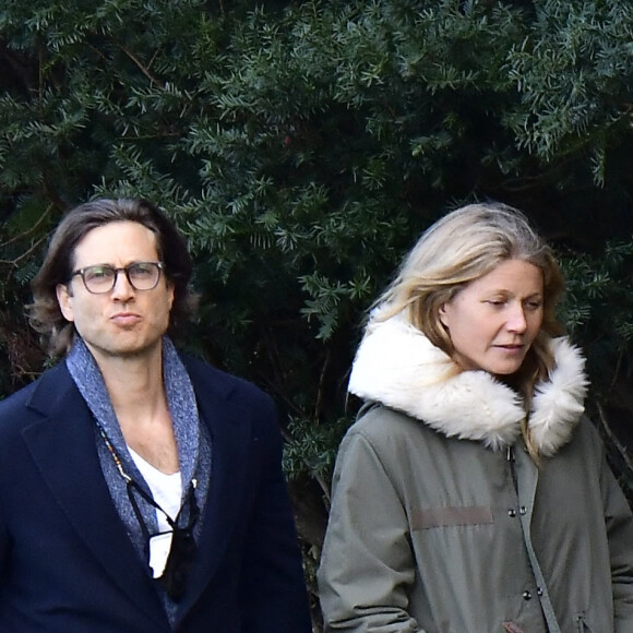 Exclusif - Gwyneth Paltrow et son mari Brad Falchuk se promènent dans les Hamptons le 29 novembre 2020.