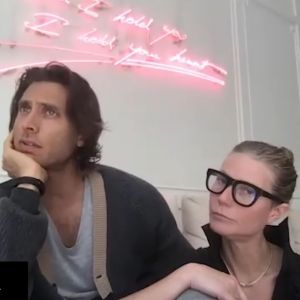 Gwyneth Paltrow fait allusion à la frustration sexuelle pendant le confinement, lié à l'épidémie de coronavirus (Covid-19), alors qu'elle discute avec un conseillé et son mari Brad Falchuk. Le 29 mars 2020 sur YouTube.