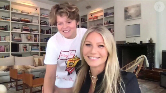 Gwyneth Paltrow, son fils Moses - Gwyneth Paltrow présente sa nouvelle bougie "This Smells Like My Orgasm" en direct dans l'émission "The Tonight Show - Home Edition" présentée par Jimmy Fallon. Le 17 juin 2020.