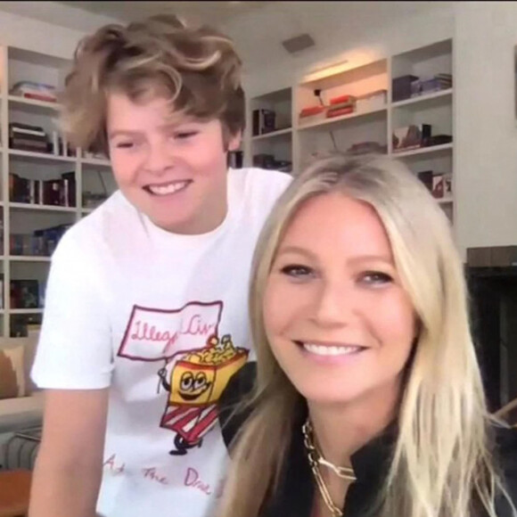 Gwyneth Paltrow, son fils Moses - Gwyneth Paltrow présente sa nouvelle bougie "This Smells Like My Orgasm" en direct dans l'émission "The Tonight Show - Home Edition" présentée par Jimmy Fallon. Le 17 juin 2020.