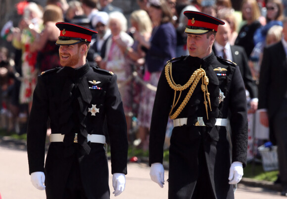 Les princes Harry et William arrivent à la chapelle St. George au château de Windsor, le 19 mai 2018. 
