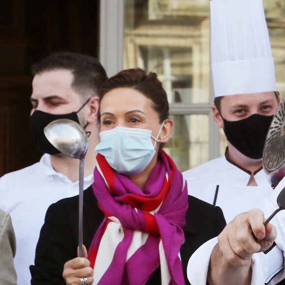 Dominique Etchebest se joint à son mari Philippe Etchebest pour manifester contre les mesures de restrictions liées au coronavirus (COVID-19) devant leur restaurant à Bordeaux les 2 et 9 octobre 2020.  