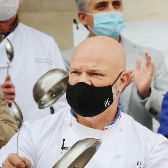 Dominique Etchebest se joint à son mari Philippe Etchebest pour manifester contre les mesures de restrictions liées au coronavirus (COVID-19) devant leur restaurant à Bordeaux les 2 et 9 octobre 2020.  