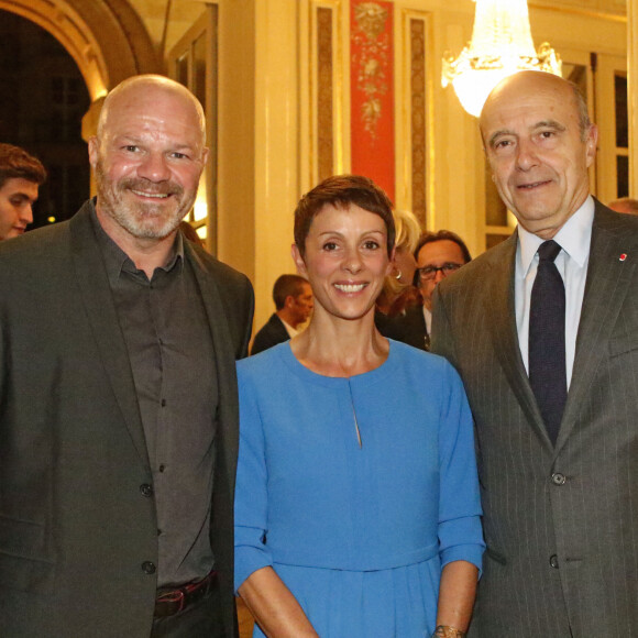 Philippe et sa femme Dominique Etchebest avec Alain Juppé Maire de Bordeaux - Le chef Bordelais Philippe Etchebest inaugure son restaurant "Le 4ème mur" en présence de Alain Juppé sous les galeries de l'opera de Bordeaux, en face du restaurant de son concurrent Gordon Ramsay le 5 octobre 2015.