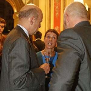 Philippe et Dominique Etchebest avec Alain Juppé Maire de Bordeaux - Le chef Bordelais Philippe Etchebest inaugure son restaurant "Le 4ème mur" en présence de Alain Juppé sous les galeries de l'opera de Bordeaux, en face du restaurant de son concurrent Gordon Ramsay le 5 octobre 2015.