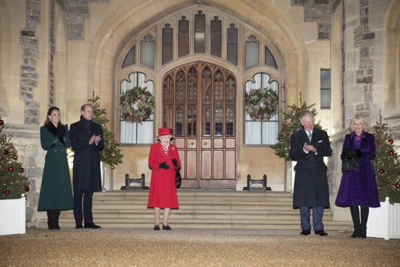 Catherine Kate Middleton, duchesse de Cambridge, le prince William, duc de Cambridge, la reine Elisabeth II d'Angleterre, le prince Charles, prince de Galles, Camilla Parker Bowles, duchesse de Cornouailles - La famille royale se réunit devant le chateau de Windsor pour remercier les membres de l'Armée du Salut et tous les bénévoles qui apportent leur soutien pendant l'épidémie de coronavirus (COVID-19) et à Noël le 8 décembre 2020.