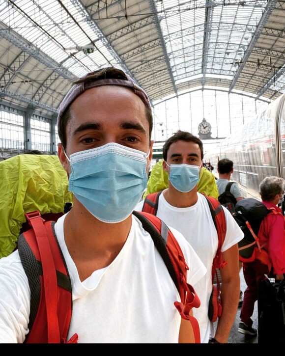 Pierre-Louis et son frère Arnaud, candidats de "Pékin Express 2021" à la gare de Bordeaux, photo Instagram du 6 février 2021