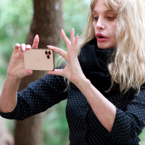 Exclusif - Rencontre avec Arielle Dombasle au refuge pour chats "Les chats de Stella" à Vence.  Le 5 février 2021 © Franz Chavaroche / Nice Matin / Bestimage 