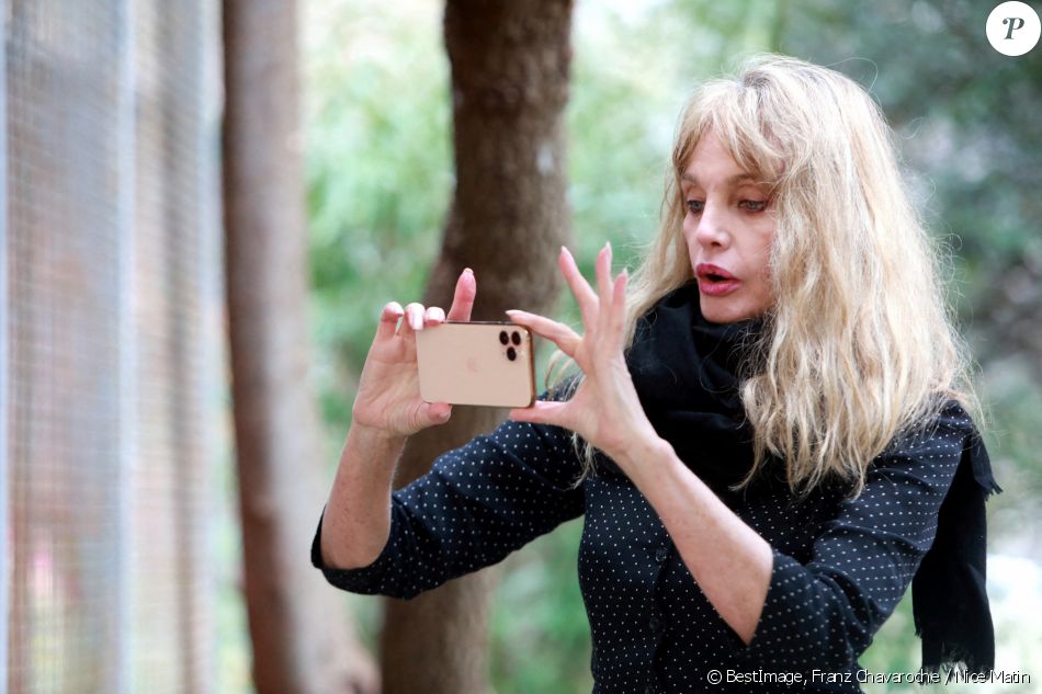 Exclusif - Rencontre avec Arielle Dombasle au refuge pour chats "Les chats de Stella" à Vence. Le 5 février 2021 © Franz Chavaroche / Nice Matin / Bestimage