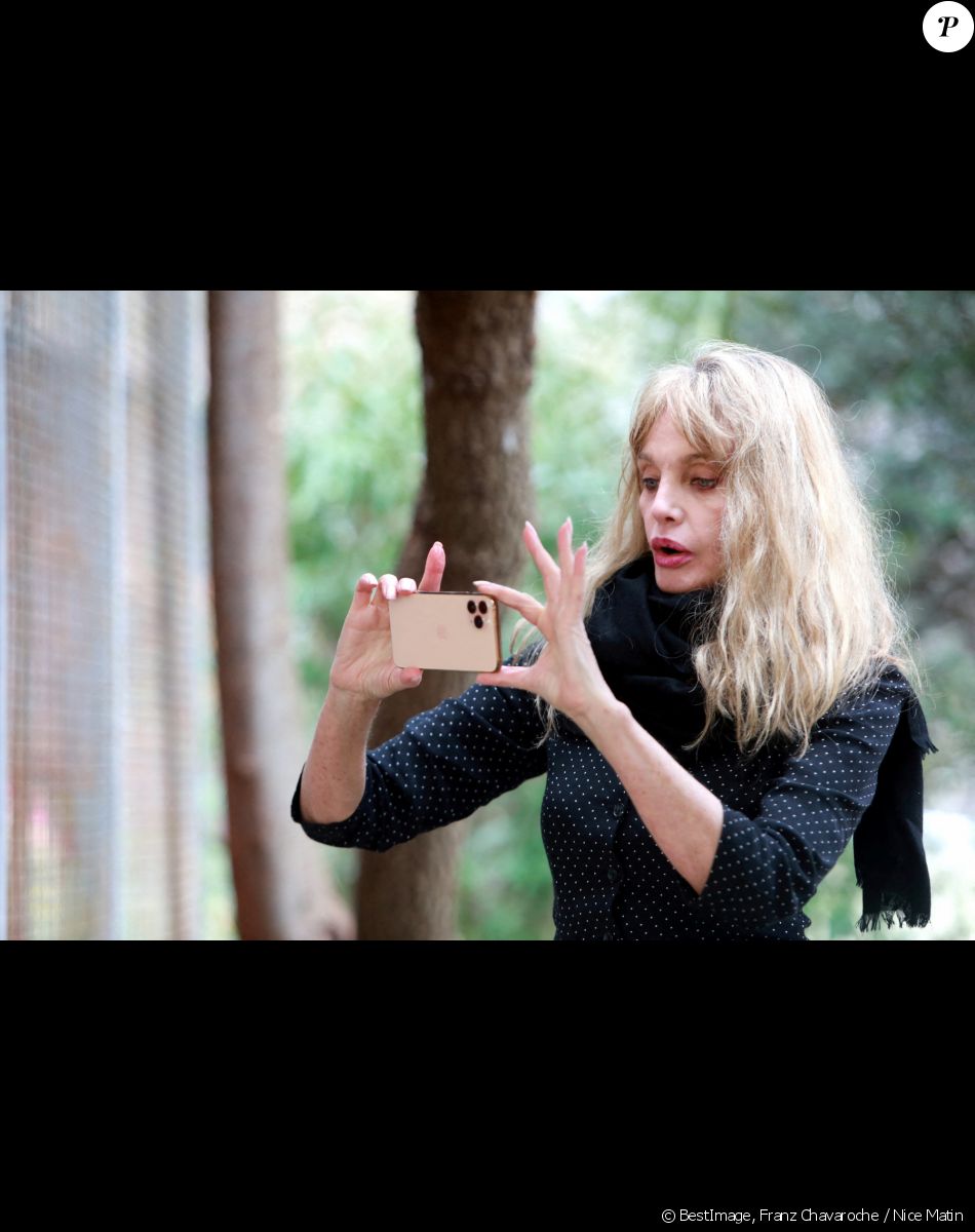 Exclusif - Rencontre avec Arielle Dombasle au refuge pour chats "Les chats de Stella" à Vence. Le 5 février 2021 © Franz Chavaroche / Nice Matin / Bestimage