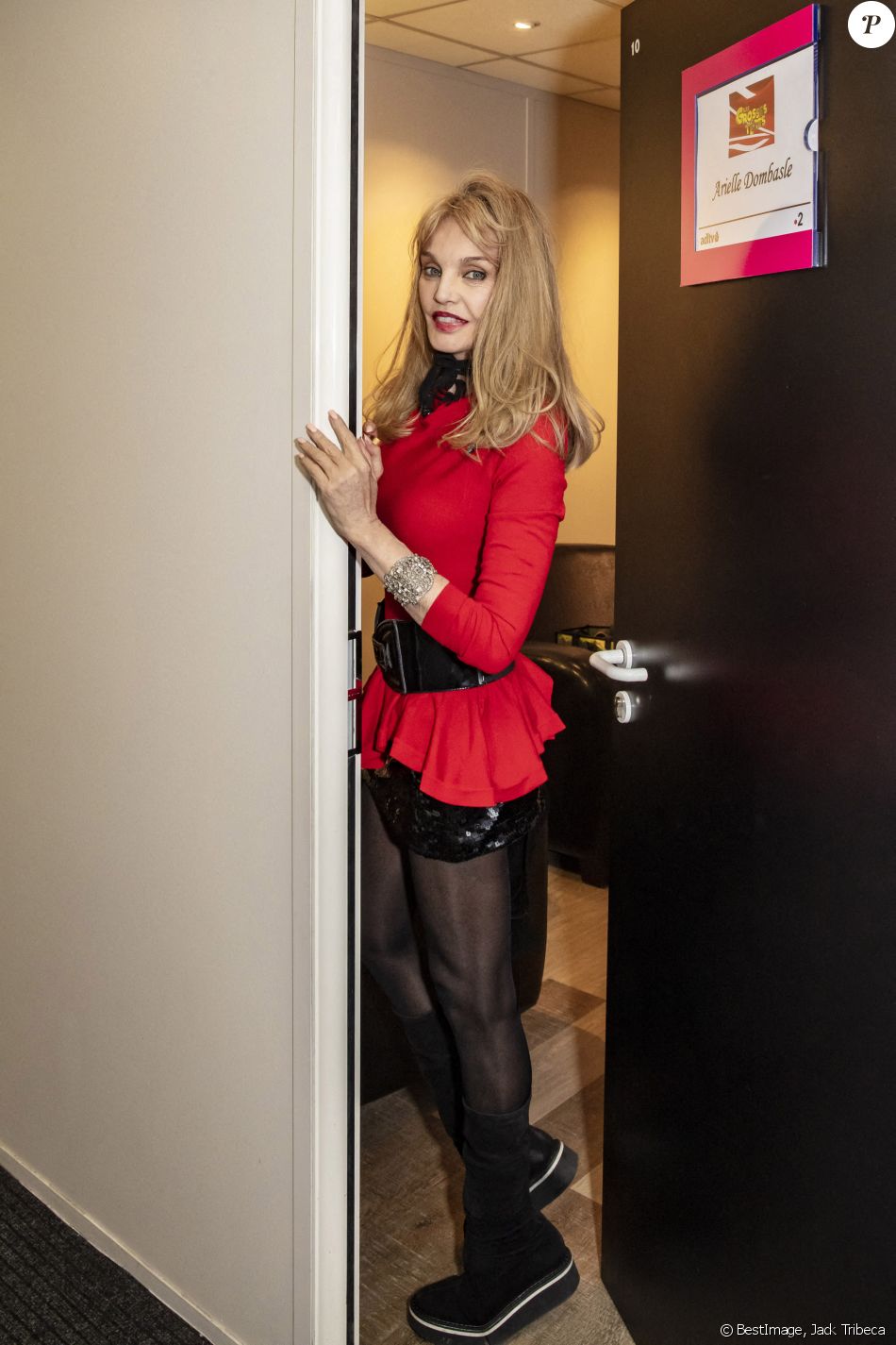 Exclusif - Arielle Dombasle - Backstage de l'enregistrement de l'émission "Les Grosses Têtes". Le 8 décembre 2020 © Jack Tribeca / Bestimage