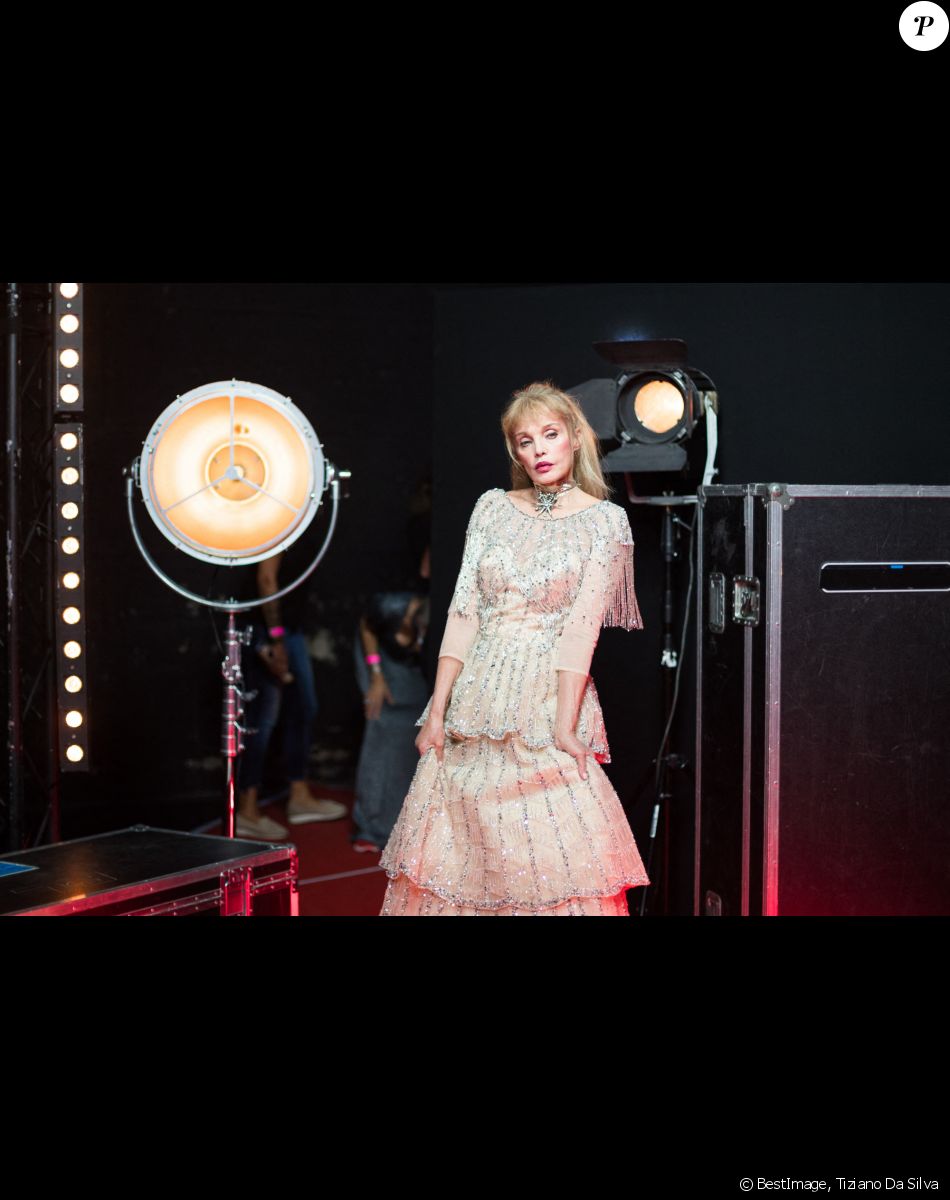 Exclusif - Arielle Dombasle - Backstage de l'enregistrement de l'émission "300 Choeurs chantent pour les Fêtes", à Paris. Le 14 septembre 2020 © Tiziano Da Silva / Bestimage