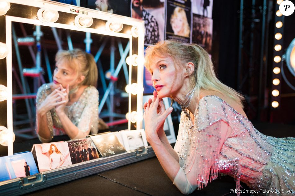 Exclusif - Arielle Dombasle - Backstage de l'enregistrement de l'émission "300 Choeurs chantent pour les Fêtes", à Paris. Le 14 septembre 2020 © Tiziano Da Silva / Bestimage
