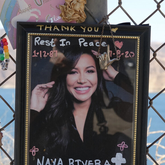 Des fans rendent hommage à Naya Rivera au Lac Piru. L'actrice s'est noyée lors d'une baignade en bateau avec son fils de 4 ans. Californie, le 1er août 2020.