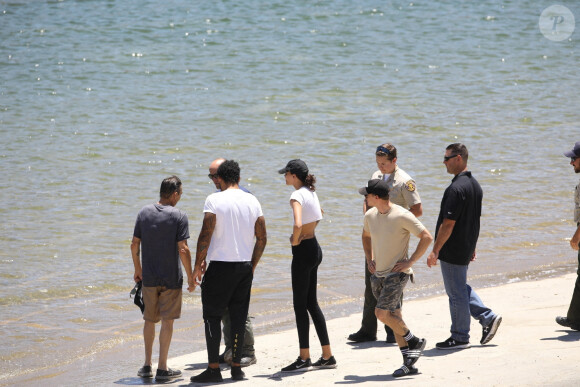 Ryan Dorsey, ex mari de Naya Rivera et la famille de l'actrice se retrouvent au lac Piru pour participer à la recherche du corps le 11 juillet 2020.