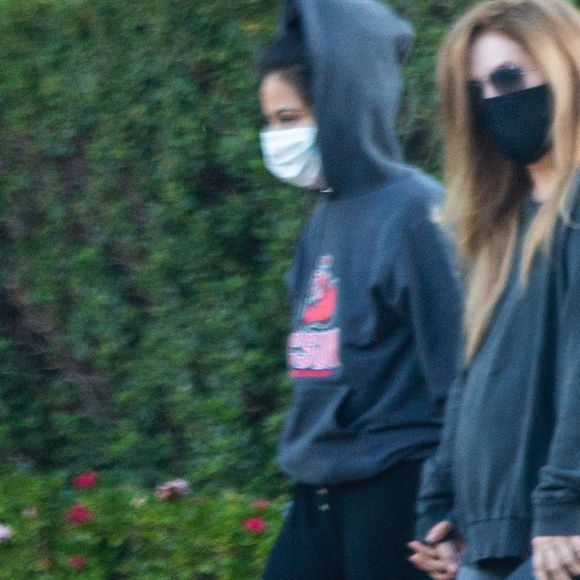 Exclusif - Lisa Marie Presley marche main dans la main avec Diana Pinto, la compagne de Benjamin Keough. Los Angeles. Le 15 juillet 2020.