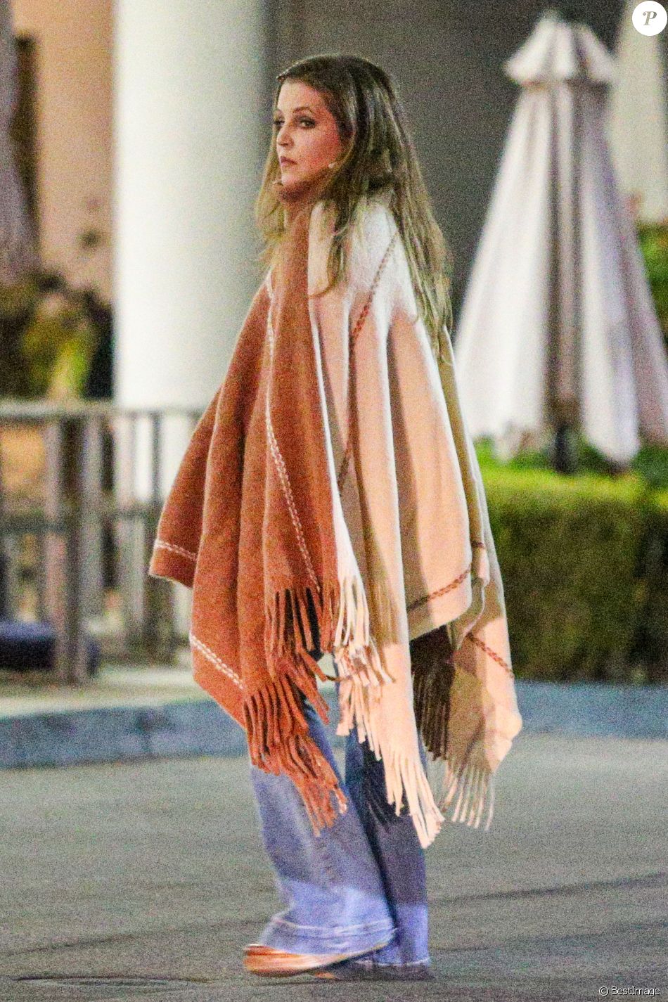Exclusif - Lisa Marie Presley sort d'un supermarché à Los Angeles le 17