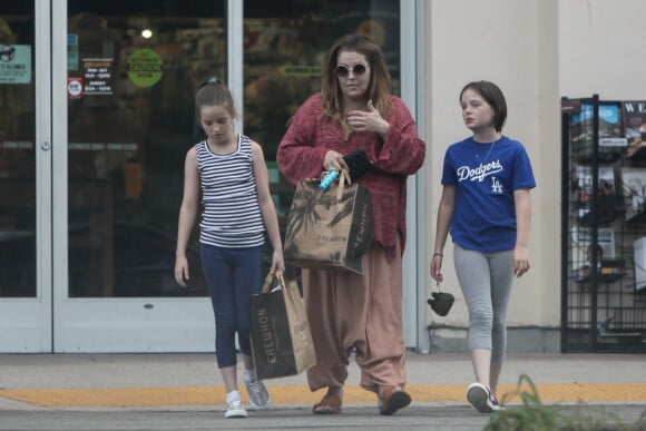 Exclusif - Lisa Marie Presley fait des courses avec ses filles Finley Aaron Love et Harper Vivienne Ann à Los Angeles, le 26 juillet 2019.