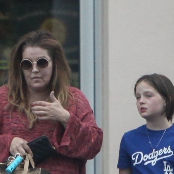 Exclusif - Lisa Marie Presley fait des courses avec ses filles Finley Aaron Love et Harper Vivienne Ann à Los Angeles, le 26 juillet 2019.