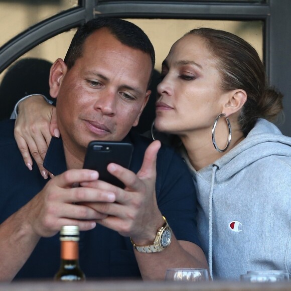 Jennifer Lopez et son compagnon Alex Rodriguez s'embrassent à la terrasse du restaurant 'Via Alloro' à Beverly Hills, le 31 aout 2018.