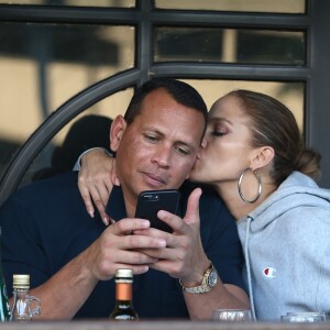 Jennifer Lopez et son compagnon Alex Rodriguez s'embrassent à la terrasse du restaurant 'Via Alloro' à Beverly Hills, le 31 aout 2018.