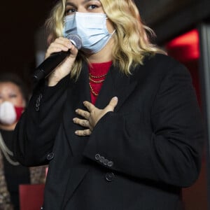 La Chanteuse Louane - La chanteuse Louane lors de la cérémonie d'illumination des Champs Elysées à Paris le 22 novembre 2020. Louane Emera est la marraine de la 40ème cérémonie d'illumination des champs Elysées. © JB Autissier / Panoramic / Bestimage 