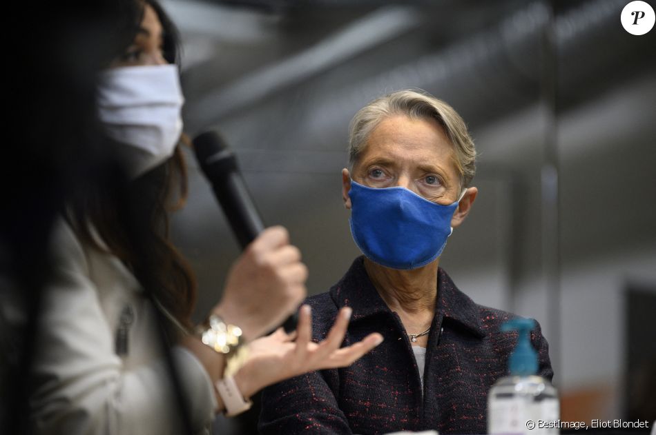 Elisabeth Borne, ministre du Travail, de l'Emploi et de l'Insertion rencontre des entrepreneures et dirigeantes d'entreprises aidés par la start-up 'Time2start', à l'incubateur d'entreprises et à l'espace de bureau partagé L'Ascenseur à Paris, France, le 8 mars 2021, à l'occasion de la journée internationale des droits des femmes. © Eliot Blondet/Pool/Bestimage
