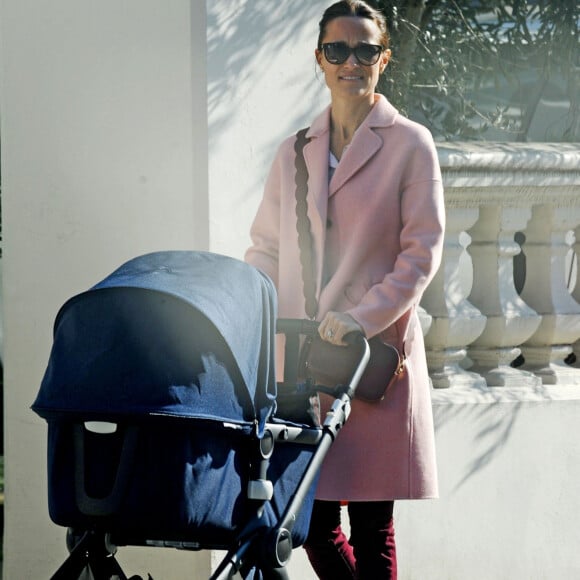 Exclusif - Pippa Middleton profite du soleil de Londres pour sortir son fils Arthur en poussette le 27 février 2019. 