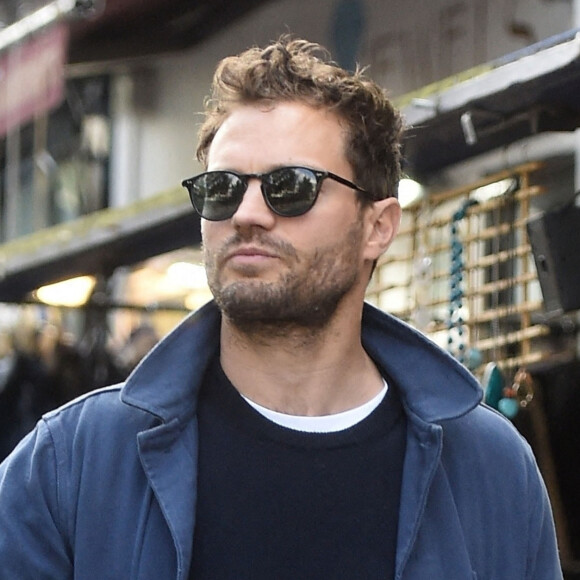 Exclusif - Jamie Dornan et sa femme Amelia vont déjeuner avant de faire du shopping dans le quartier de Notting Hill à Londres, le 7 octobre 2020. L'acteur britannique de 38 ans semblait peu intéressé par la séance de shopping puisqu'il a été aperçu en train d'attendre sa femme à l'extérieur de la boutique. En raison de l'épidémie de coronavirus (Covid-19), le couple porte un masque de protection.