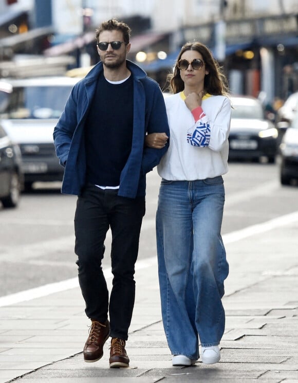 Exclusif - Jamie Dornan et sa femme Amelia vont déjeuner avant de faire du shopping dans le quartier de Notting Hill à Londres, le 7 octobre 2020. L'acteur britannique de 38 ans semblait peu intéressé par la séance de shopping puisqu'il a été aperçu en train d'attendre sa femme à l'extérieur de la boutique. En raison de l'épidémie de coronavirus (Covid-19), le couple porte un masque de protection.