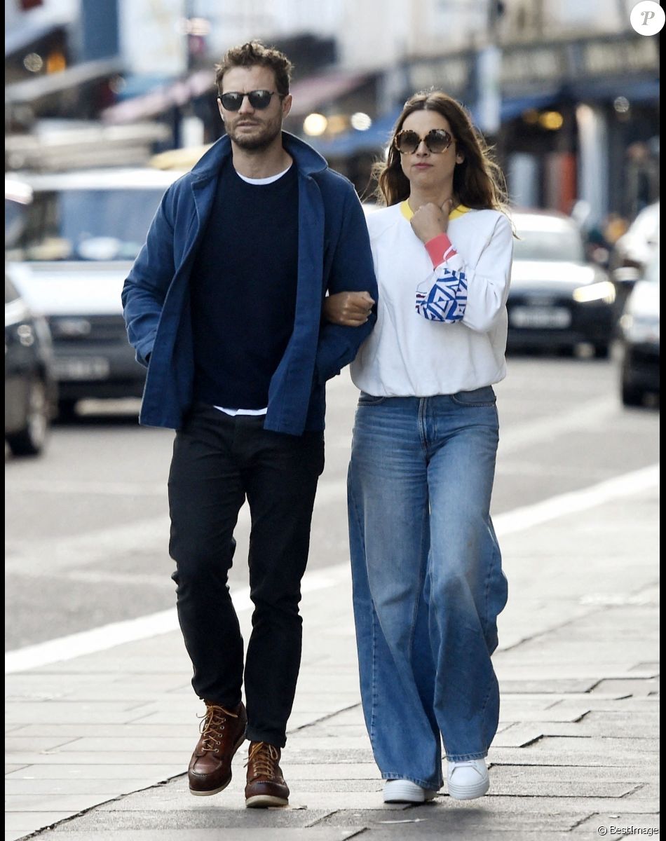 Exclusif - Jamie Dornan et sa femme Amelia vont déjeuner avant de faire du shopping dans le quartier de Notting Hill à Londres, le 7 octobre 2020. L'acteur britannique de 38 ans semblait peu intéressé par la séance de shopping puisqu'il a été aperçu en train d'attendre sa femme à l'extérieur de la boutique. En raison de l'épidémie de coronavirus (Covid-19), le couple porte un masque de protection.