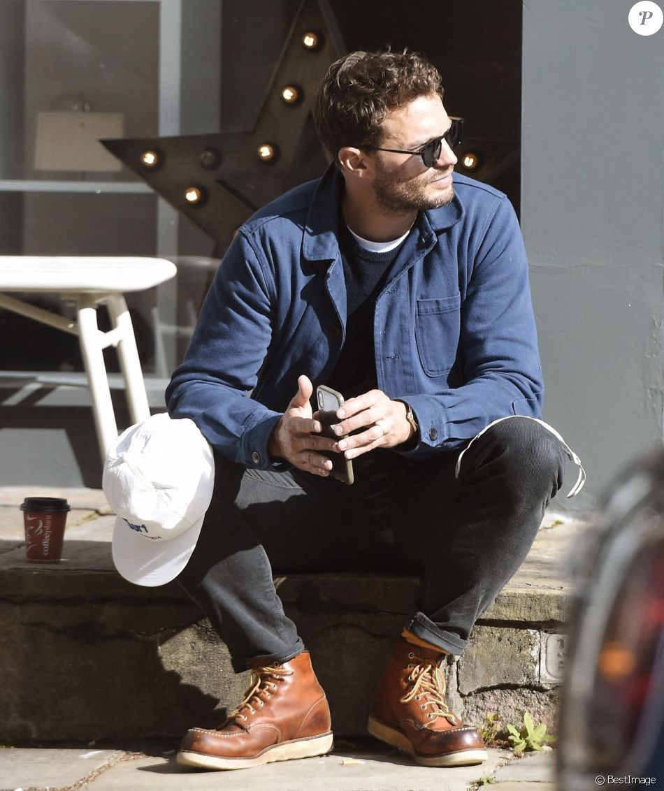 Exclusif - Jamie Dornan et sa femme Amelia vont déjeuner avant de faire du shopping dans le quartier de Notting Hill à Londres, le 7 octobre 2020. L'acteur britannique de 38 ans semblait peu intéressé par la séance de shopping puisqu'il a été aperçu en train d'attendre sa femme à l'extérieur de la boutique. En raison de l'épidémie de coronavirus (Covid-19), le couple porte un masque de protection. Exclusive - Northern Irish Actor, 50 Shades Of Grey's Jamie Dornan and his wife Amelia Warner spotted out for lunch in Notting Hill. Jamie didn't seem too enthusiastic as the pair also went shopping, with a slightly agitated Jamie, spotting waiting outside for Amelia as she shopped alone. We wonder if Jamie's character, the confident and domineering Christian Grey, would of done the same?? With face coverings mandatory in shops, both Jamie and Amelia were spotted with their face masks on, due to the ongoing threat of the Coronavirus that still lingers in the capital. London. October 7, 2020.