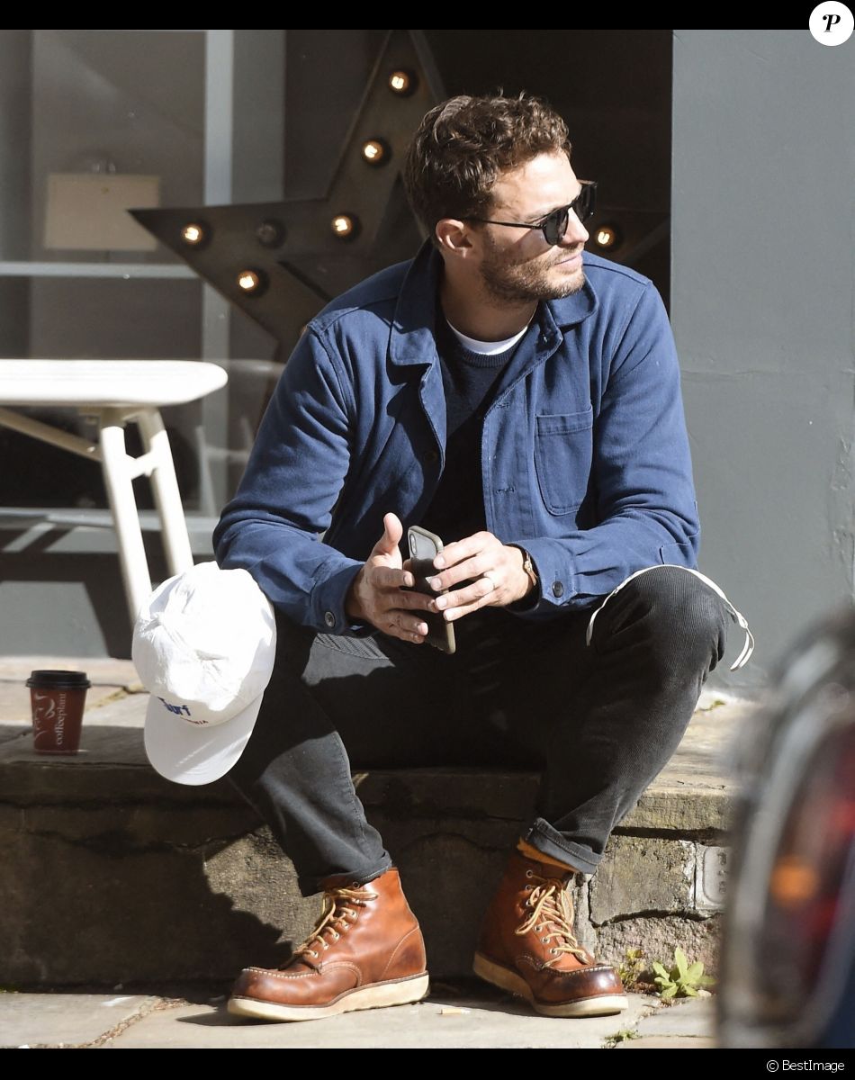 Exclusif - Jamie Dornan et sa femme Amelia vont déjeuner avant de faire du shopping dans le quartier de Notting Hill à Londres, le 7 octobre 2020. L'acteur britannique de 38 ans semblait peu intéressé par la séance de shopping puisqu'il a été aperçu en train d'attendre sa femme à l'extérieur de la boutique. En raison de l'épidémie de coronavirus (Covid-19), le couple porte un masque de protection. Exclusive - Northern Irish Actor, 50 Shades Of Grey's Jamie Dornan and his wife Amelia Warner spotted out for lunch in Notting Hill. Jamie didn't seem too enthusiastic as the pair also went shopping, with a slightly agitated Jamie, spotting waiting outside for Amelia as she shopped alone. We wonder if Jamie's character, the confident and domineering Christian Grey, would of done the same?? With face coverings mandatory in shops, both Jamie and Amelia were spotted with their face masks on, due to the ongoing threat of the Coronavirus that still lingers in the capital. London. October 7, 2020.
