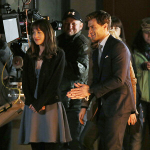 Jamie Dornan, dans le role de Christian Grey, offre a Dakota Johnson, dans le role d'Anastasia Steele, un nouvelle voiture, une Audi lors d'une scene sur le tournage du film "50 nuances de Grey" a Vancouver, le 16 janvier 2014.