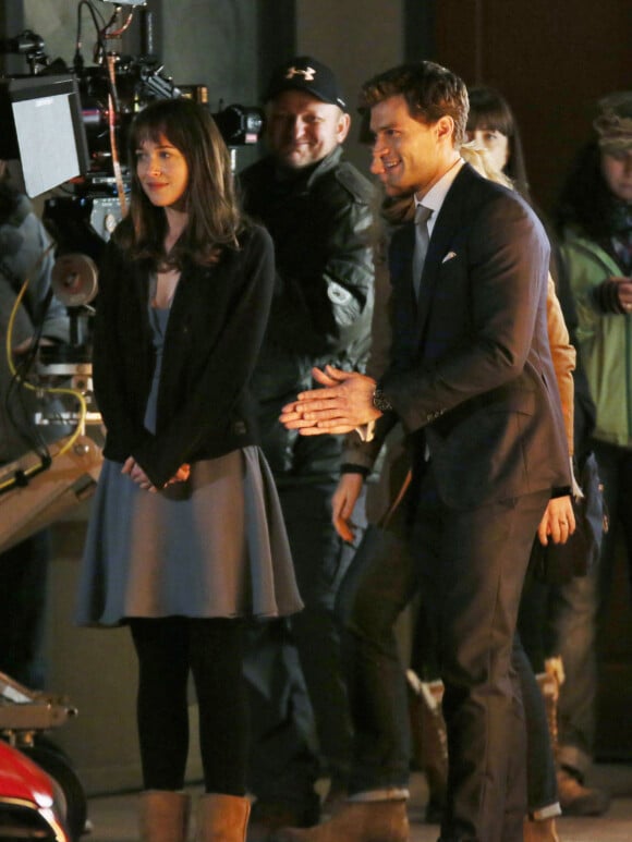 Jamie Dornan, dans le role de Christian Grey, offre a Dakota Johnson, dans le role d'Anastasia Steele, un nouvelle voiture, une Audi lors d'une scene sur le tournage du film "50 nuances de Grey" a Vancouver, le 16 janvier 2014.