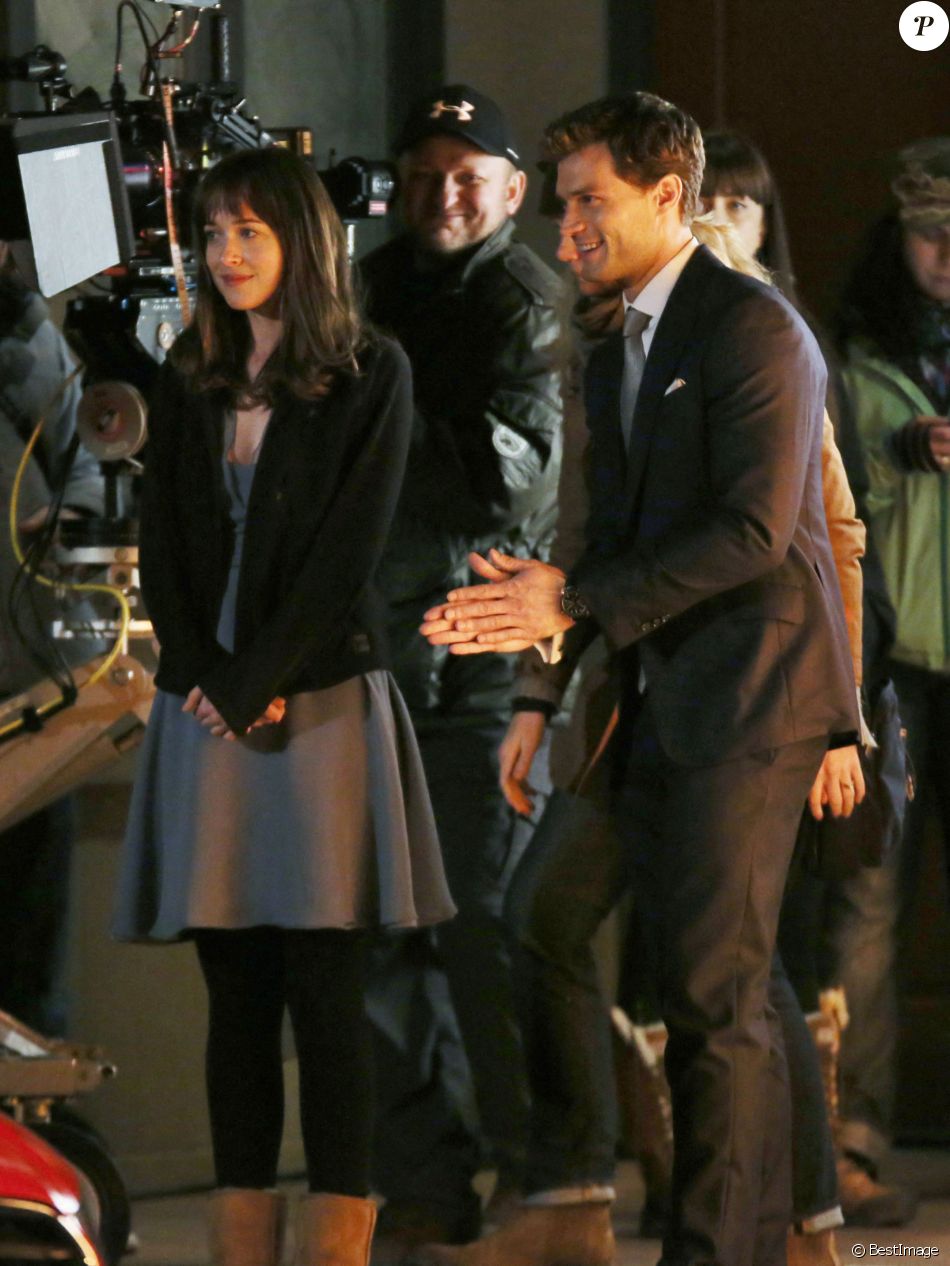 Jamie Dornan, dans le role de Christian Grey, offre a Dakota Johnson, dans le role d'Anastasia Steele, un nouvelle voiture, une Audi lors d'une scene sur le tournage du film "50 nuances de Grey" a Vancouver, le 16 janvier 2014.