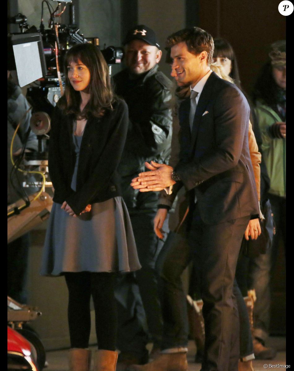 Jamie Dornan, dans le role de Christian Grey, offre a Dakota Johnson, dans le role d'Anastasia Steele, un nouvelle voiture, une Audi lors d'une scene sur le tournage du film "50 nuances de Grey" a Vancouver, le 16 janvier 2014.