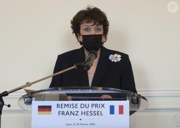Roselyne Bachelot, ministre de la Culture, remet le prix littéraire Franz Hessel à Emmanuelle Pireyre à Lyon, le 25 février 2021. © Sandrine Thesillat / Panoramic / Bestimage