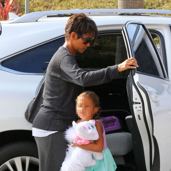 Halle Berry enceinte et sa fille Nahla se rendent au cinéma voir le film Turbo à Century City, le 24 juillet 2013.