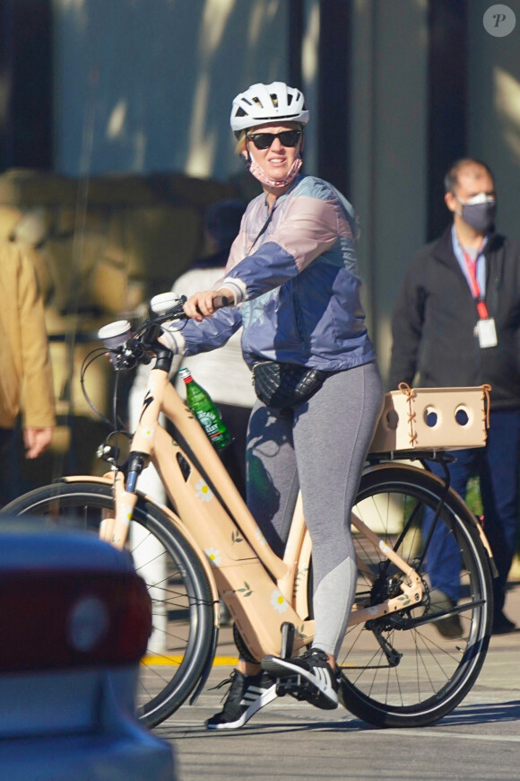 Exclusif - Katy Perry et son mari Orlando Bloom lors d'une balade à vélo dans Santa Barbara. Le 1er février 2021.